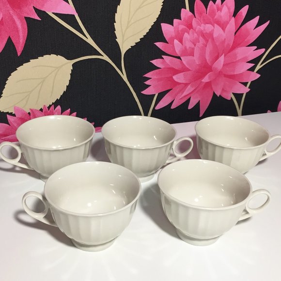 Beautiful Porcelain Tea Set - Picture 5 of 6